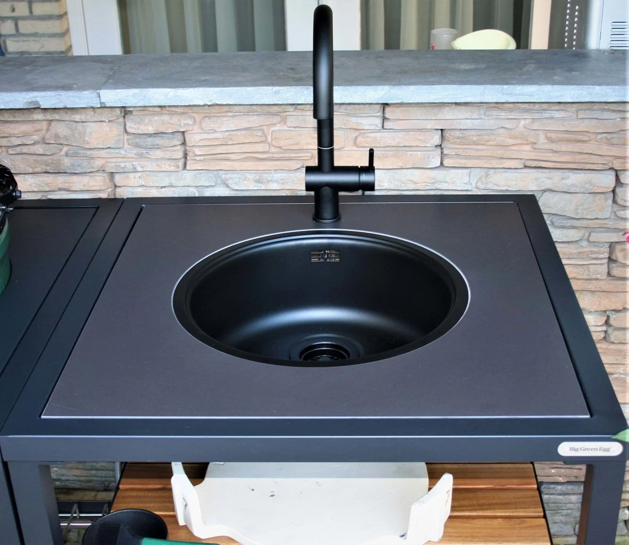 Dekton Domoos Zwart met uitsparingen voor kraan en wasbak